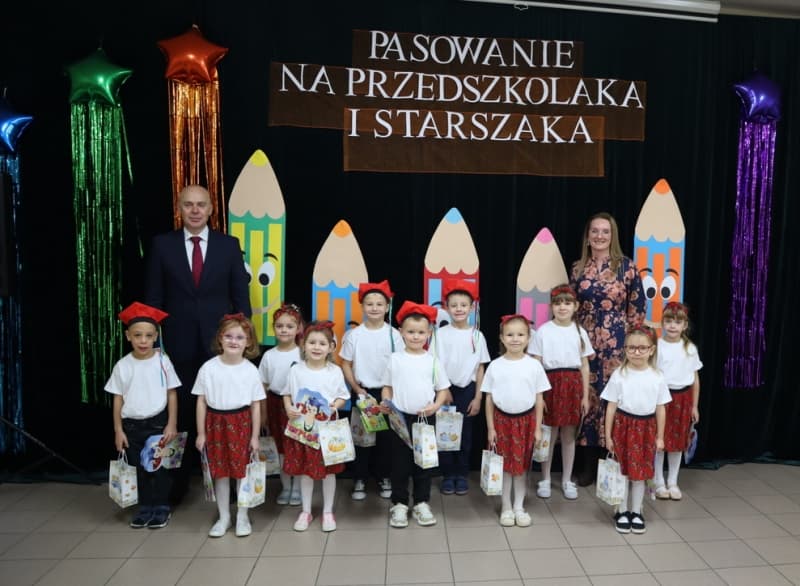 Ilustracja materiału: Pasowanie na Przedszkolaka i Pasowanie na Starszaka w Grabowie-Wałdykach