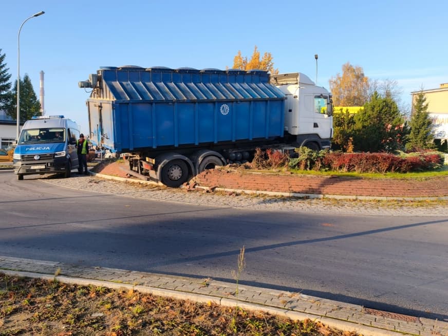 Ilustracja materiału: Iława. Ciężarówka na rondzie... pojechała prosto! ZDJĘCIA