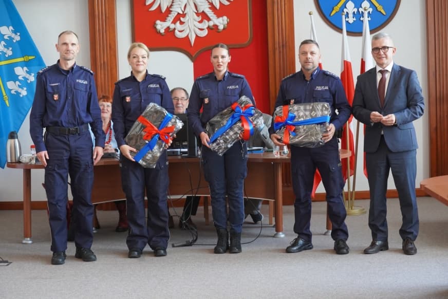 Ilustracja materiału: Policjanci z Iławy wyróżnieni podczas sesji rady powiatu. Sukcesy nie tylko w służbie!