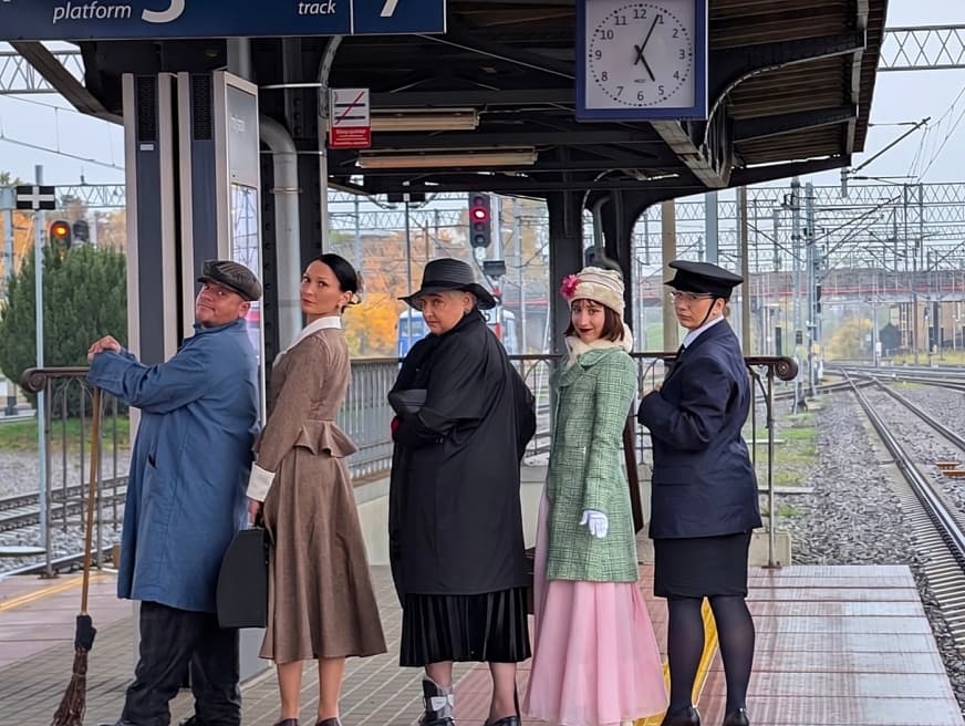 Ilustracja materiału: Najpierw zaskoczyli na iławskim dworcu, teraz wchodzą na scenę. Zakamarek gotowy na premierę!