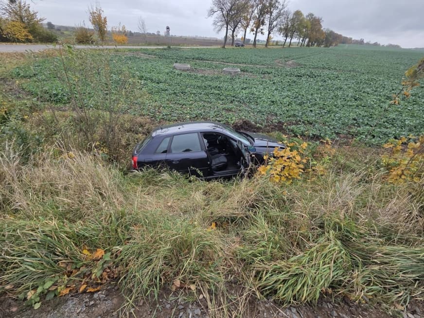 Ilustracja materiału: Niebezpieczne zdarzenie z udziałem audi! Kierowca trafił do szpitala