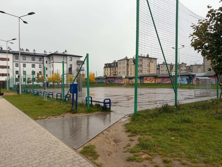 Ilustracja materiału: Boisko do likwidacji? Znamy stanowisko burmistrza i... nowy pomysł na trudną młodzież