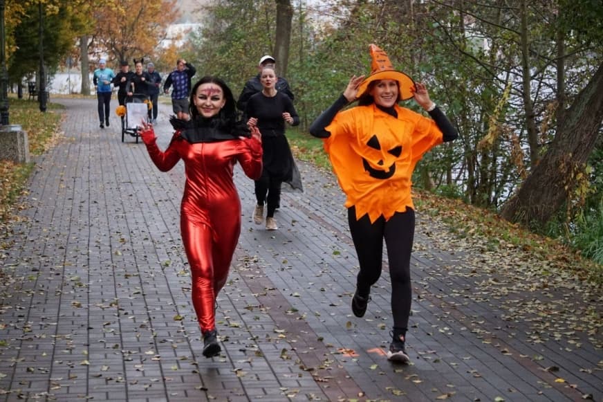 Ilustracja materiału: Strrrasznie fajny parkrun Mały Jeziorak! Zobacz zdjęcia z sobotniego biegu w wersji Halloween