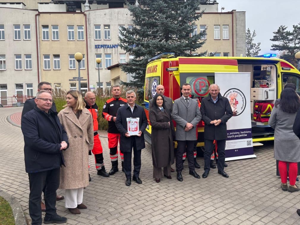 Ilustracja materiału: Uroczyste przekazanie nowego ambulansu
