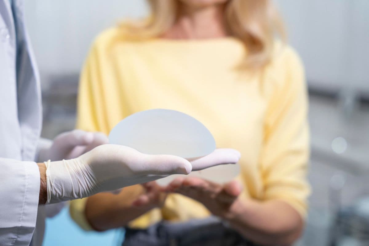 Ilustracja materiału: Dlaczego sam kształt implantu nie przesądza o wyglądzie piersi?