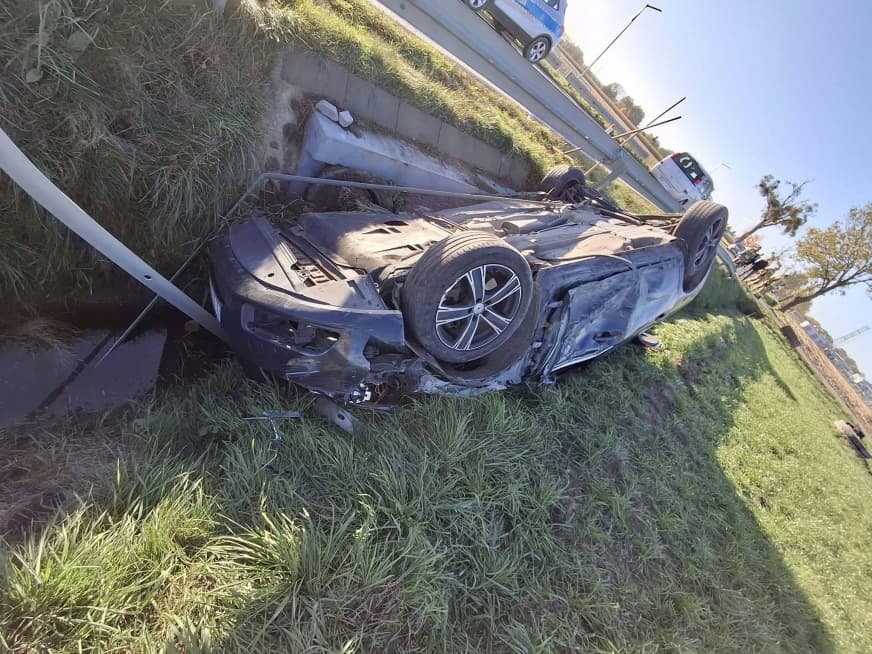 Ilustracja materiału: Volvo na dachu, kompletnie rozbite! W pojazd uderzył ciągnik